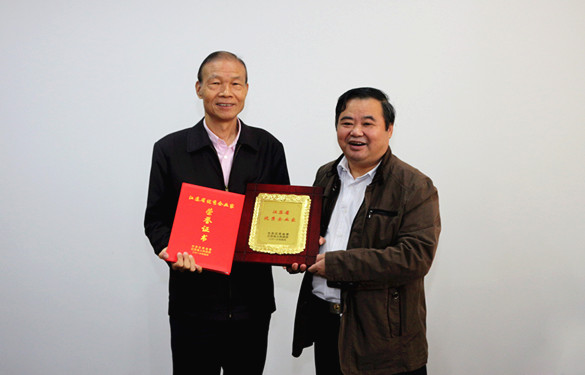 2016年10月12日，常州市經(jīng)信委副主任潘仁賢一行來(lái)上上電纜參觀調(diào)研，并為集團(tuán)董事長(zhǎng)丁山華頒發(fā)江蘇省優(yōu)秀企業(yè)家獎(jiǎng)牌