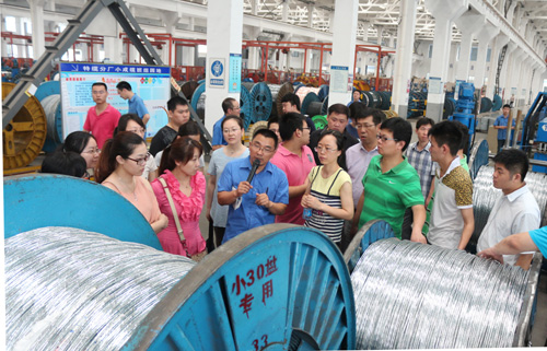 7月13日，國(guó)家電線電纜質(zhì)量監(jiān)督檢測(cè)中心工作人員一行30余人來(lái)上上電纜參觀學(xué)習(xí)
