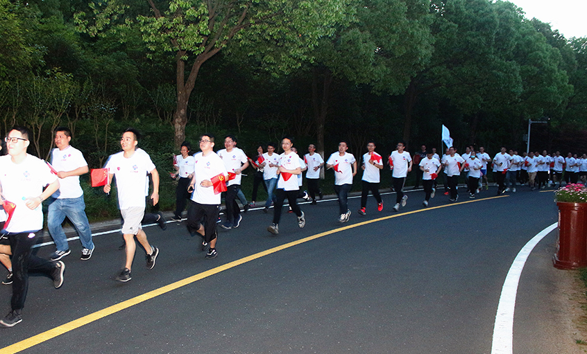不忘初心 逐夢奔跑——上上電纜舉辦“學黨史、跟黨走、銘黨恩”夜跑活動